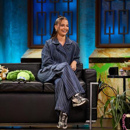 Laura Escanes visitó 'La Revuelta' para presentar la cuarta temporada de su pódcast, 'Entre el cielo y las nubes'