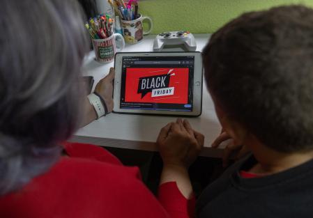Dos personas miran una web de compras online, a 15 de noviembre de 2024, en Madrid (España). El próximo 29 de noviembre tendrá lugar el ‘Black Friday’, día en el que un 70% de los españoles tiene previsto realizar alguna compra. A la hora de realizar las compras del ‘viernes negro’, Internet se mantiene como el canal preferido para realizar dichas compras, con un 52% de las menciones, tres puntos más que en 2023.
