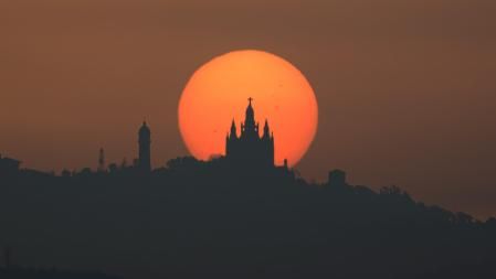 El amanecer del Tibidabo visto desde el Vallès.