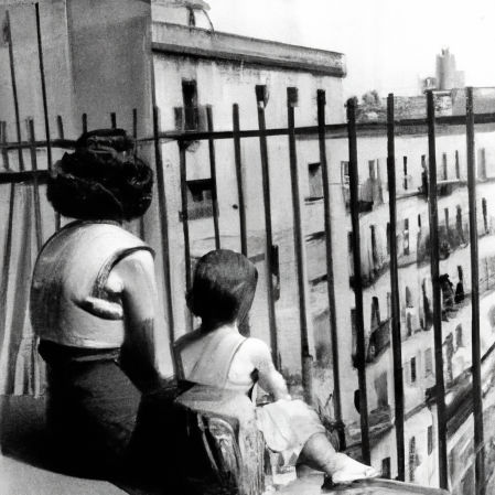 Una imagen generada con IA. La historia de la madre de Roser, que alquiló un balcón frente a la cárcel Modelo de Barcelona para ver a su padre, republicano preso