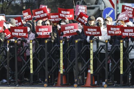 Seoul (Korea, Republic Of), 06/12/2024.- Protesters supporting South Korean President Yoon Suk Yeol hold placards during a protest against the impeachment motion outside the National Assembly in Seoul, South Korea, 06 December 2024. South Korean President Yoon Suk Yeol faces an impeachment motion from opposition lawmakers after he declared and then reversed martial law, citing the need to root out pro-North Korean forces and uphold the constitutional order. Opposition lawmakers will vote on President Yoon's impeachment in the National Assembly on 07 December. (Protestas, Corea del Sur, Seúl) EFE/EPA/JEON HEON-KYUN
