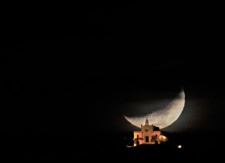 La luna creciente de la ermita de Sant Ramon.