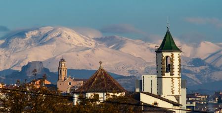 La Olla de Núria y el monte Puigmal lucen justo detrás del santuario de la Gleva, con Sant Hipòlit de Voltregà y Orís.