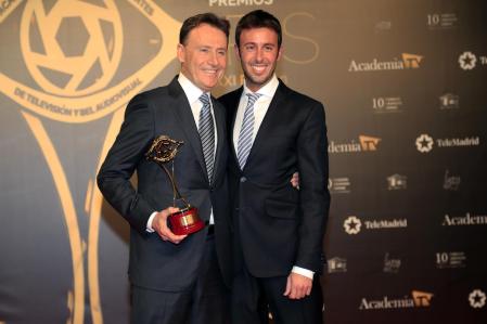 Matías Prats con su hijo, Matías Prats Chacón, en los Premios Iris de la Televisión de 2019.
