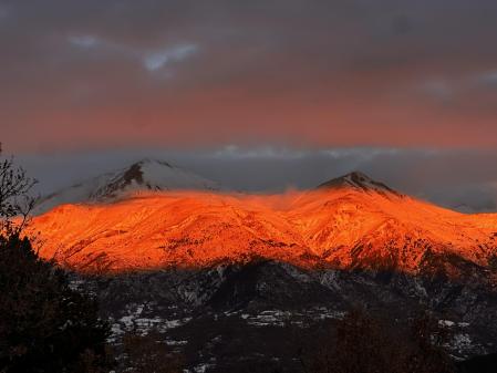Atardecer nevado en las pistas de Cerler visto desde la sierra de Chia.