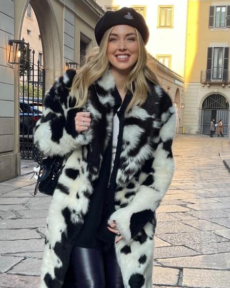Chiara Ferragni posa feliz con el conjunto en blanco y negro