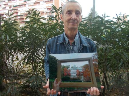 Francisco mostrando su fotografía del parque de El Retiro,