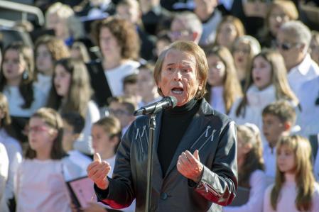 Raphael, el pasado 23 de noviembre, grabando 'El tamborilero' en Linares con un coro de la localidad