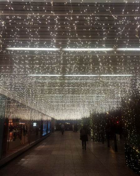 Paseo navideño por la avenida Diagonal de Barcelona.