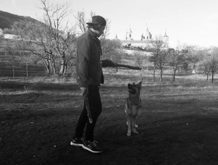 Daniel Sancho posa junto a su pastor alemán en una de las pocas fotografías que ha decidido mantener en su perfil de Instagram