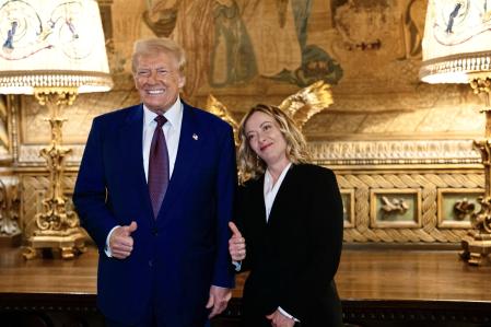 Palm Beach (United States), 04/01/2025.- A handout picture made available by the Chigi Palace (Palazzo Chigi) Press Office shows Italian Prime Minister Giorgia Meloni (R) meeting with US President-elect Donald Trump at his residence in Mar-a-Lago resort, Palm Beach, Florida, USA, 04 January 2025 (issued 05 January 2025). (Italia) EFE/EPA/FILIPPO ATTILI/CHIGI PALACE PRESS OFFICE HANDOUT HANDOUT EDITORIAL USE ONLY/NO SALES