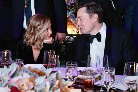 New York (United States), 23/09/2024.- A handout photo made available by Chigi Palace on 24 September 2024 shows Italian Prime Minister Giorgia Meloni (L) and Tesla co-founder and CEO Elon Musk talking during a ceremony at the Ziegfeld Ballroom in New York, USA, late 23 September 2024. Elon Musk presented Italian Minister Giorgia Meloni with the 'Global Citizen Award 2024' from Washington-based think tank Atlantic Council, saying Meloni had done 