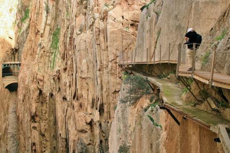 El segundo camino de servicio con voladizos a base de cemento era conocido como los Balconcillos