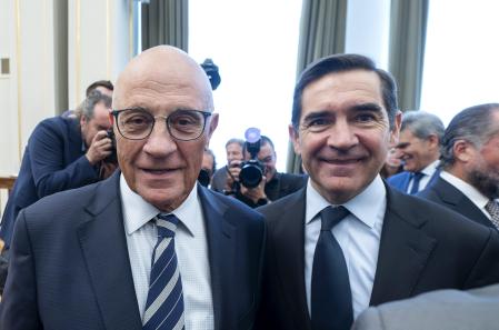 El presidente del BBVA, Carlos Torres Vila (d), y el presidente del Banco Sabadell, Josep Oliu (i), durante la ceremonia de toma de posesión del nuevo gobernador del Banco de España, en el Banco de España, a 24 de septiembre de 2024, en Madrid (España).