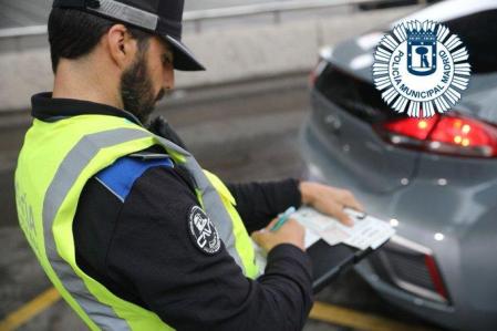 Imagen de recurso: un agente multa al conductor de un vehículo