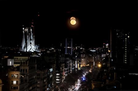 La imagen de las torres de la Sagrada Família alivia la sensación de penumbra