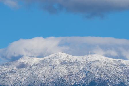 El doble blanco (nieve y nube) del Montseny visto desde Cardedeu.