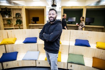 foto XAVIER CERVERA 06/03/2020 (retratado durante tenia la sede en la torre agbar en plaça glories, barcelona) Avi Meir, un viaje de mil millones de dólares: “El metaverso es el antiviaje” El emprendedor israelí ha convertido la empresa de viajes corporativos TravelPerk, con la sede operativa en Barcelona, en un ‘unicornio’ en plena pandemia de Covid