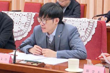 Liang Wenfeng durante un simposio en el Gran Palacio del Pueblo en Pekín, China, presidido por el primer ministro, Li Qiang