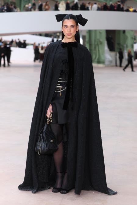 Dua Lipa en el desfile de Chanel en la semana de la Alta Costura de París
