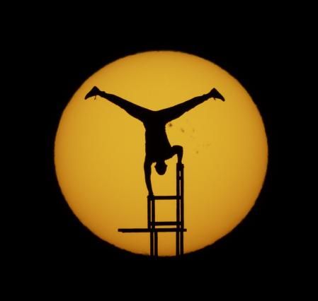 Acrobacias de David Candelich.(@davidcandelich) en la puesta de sol del Vallès Oriental.