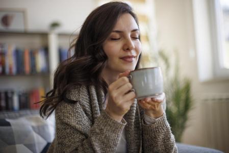 Mujer desayunando y tomando café