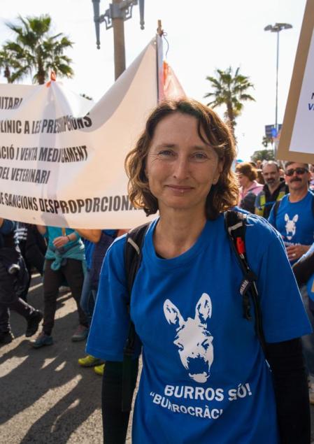 La veterinaria Laia Sabat, de la Clínica Bitxos de Alella, Barcelona, se manifiesta contra el RD 666/2023 por el que se regula la distribución, prescripción, dispensación y uso de medicamentos veterinarios, ya que implica una sobrecarga de burocracia, más gasto y derroche para las familias y multas desproporcionadas para los profesionales. Los trabajadores del sector veterinario se movilizan para pedir la regulación justa de esta nueva ley, la reducción del IVA abusivo del 21%, y su reconocimiento como sanitarios. Barcelona, 2 de Febrero de 2025. Fotografías de Cristina Menal Galí.