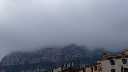 Sombrero de niebla sobre Montserrat.