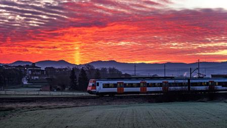 El pilar solar del tren de Rodalies en Vic.