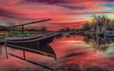 Explosión de luz rojiza del candilazo en El Saler.