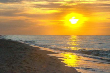 Los primeros rayos de luz en la playa de Castelldefels.