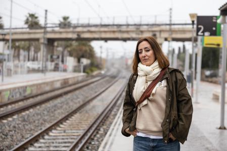 Marta Folch en Altafulla, donde hace 19 años que coge el tren para ir a trabajar a Barcelona. Ahora teletrabaja tres días por el caos