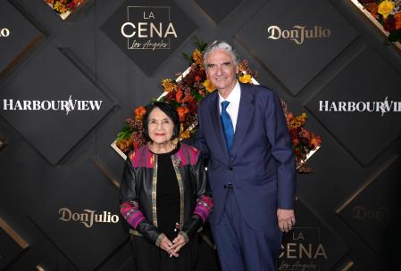 La activista Dolores Huerta junto al cineasta Gregory Nava en febrero de este año&nbsp;