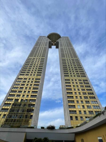 Perspectiva desde abajo del edificio Intempo de Benidorm.