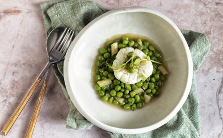 Guisantes con ajetes, huevo y caldo de jamón
