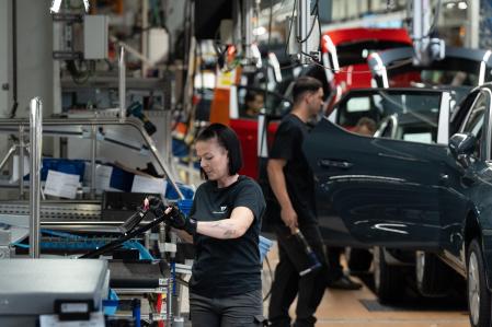 Empleados trabajan en la cadena producción del nuevo modelo de Cupra Fomentor y Cupra León durante una visita guiada a la fábrica de Seat en Martorell, a 27 de junio de 2024, en Martorell, Barcelona, Catalunya (España). El motivo de la visita es observar el inicio de producción del Cupra Formentor y el Cupra León. La fábrica Seat ocupa una superficie total de más de 2.800.000 m² y en sus 15 edificios trabajan actualmente unas 12.000 personas de 70 nacionalidades.