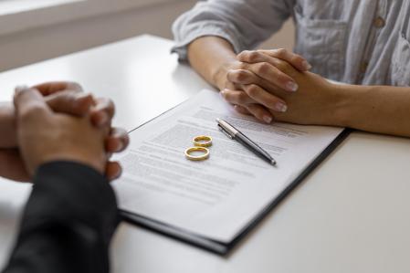 Acuerdo de divorcio y anillos de boda