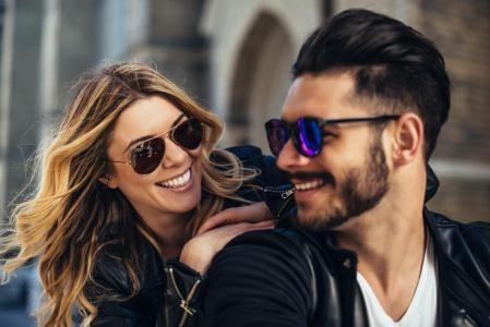 Una pareja con sus gafas de sol, una de ellas es tendencia este año.