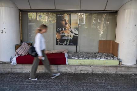 BARCELONA 30/11/2023 Acompañamiento de  los voluntarios María Vidal y  Enric Banque, voluntarios de Arrels por el bario de Gracia para hablar con personas sin hogar. Foto de Joan Mateu Parra