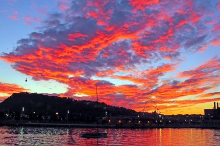 Puesta de sol junto al mar en Barcelona.