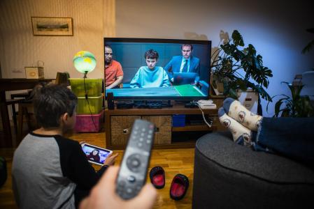 Una familia viendo el primer capítulo de la serie británica Adolescencia&nbsp;