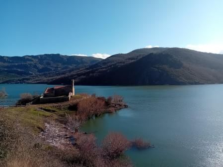 Vista de la iglesia de San Martín de Láncara junto al pantano.