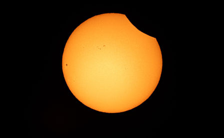 El eclipse solar parcial el 29 de marzo visto desde el Observatori Astronòmic Albanyà.