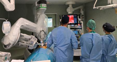 Imagen de recurso: sanitarios en una sala de cirugía