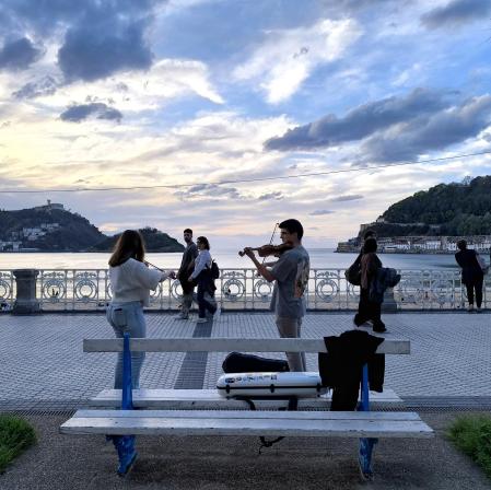 Atardecer musical en la playa de La Concha.
