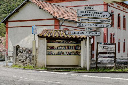 Parada de bus y de libros.