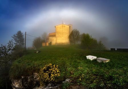 El arco de niebla del Santuari dels Munts.
