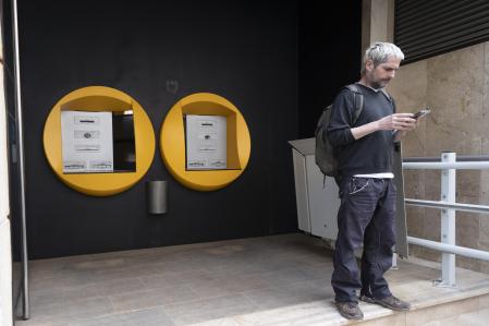 TERUEL, 28/04/2025.- Un hombre junto a un cajero que ha dejado de funcionar por consecuencia del apagón eléctrico, este lunes en Teruel. EFE/Antonio Garcia