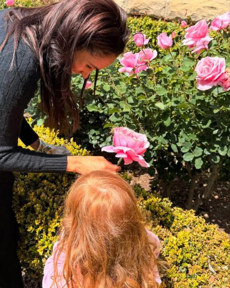Meghan Markle cuidando su jardín