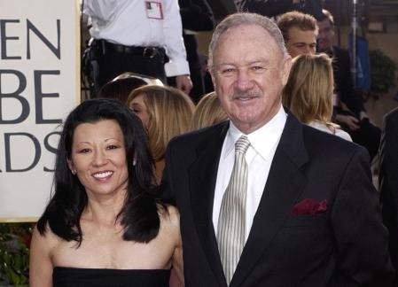 Gene Hackman y su esposa, Betsy Arakawa, en los Globos de Oro del 2003